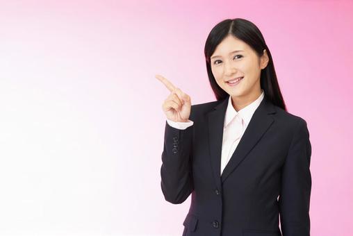 ガラケーを海外で使いたい人に向けて基本的な説明をする女性
