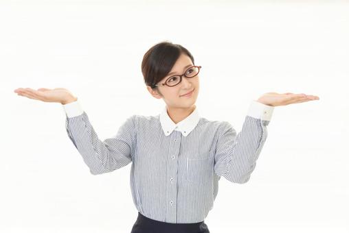 アメリカ長期滞在用のポケットWi-Fiのオプション費用を比較する女性