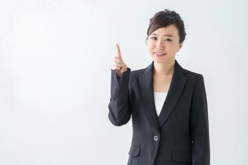 海外から日本にガラケーで電話をかける方法を解説する人
