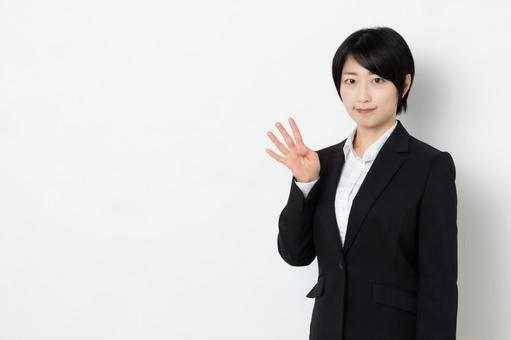 羽田からアメリカ渡航の際に使うレンタルWi-Fiを選ぶポイントを解説する女性