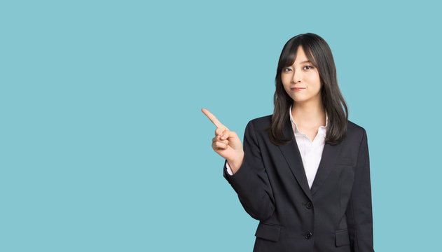 アメリカ長期滞在にポケットWi-Fi が必要な理由を解説する女性