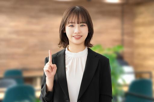 羽田からアメリカに渡航する人に向けておすすめのレンタルWi-Fiを解説する女性