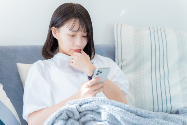 台湾でLINEは使えるのか調べる女性