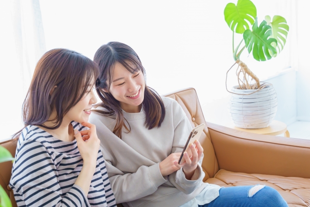 台湾現地で利用可能なWi-Fiレンタルを調べる女性