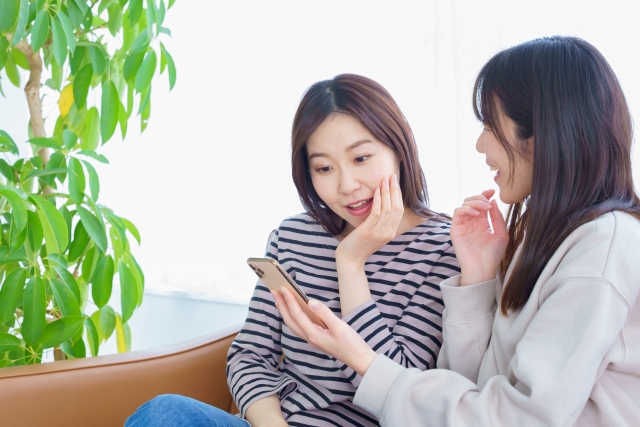 上海で使えるVPN対応WiFiレンタルを探す女性