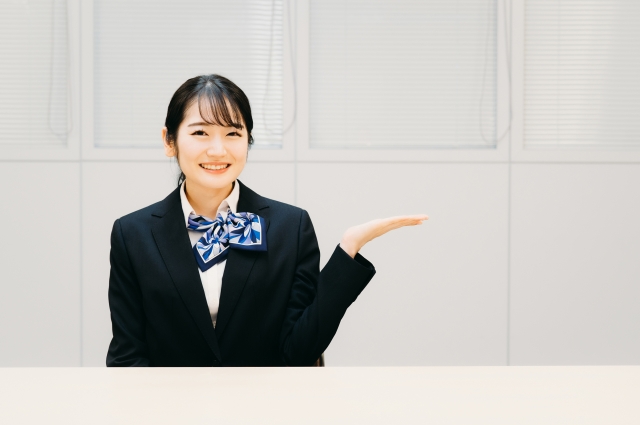 ニンテンドーを海外で使いたい人に向けて機内持ち込みルールを解説する女性