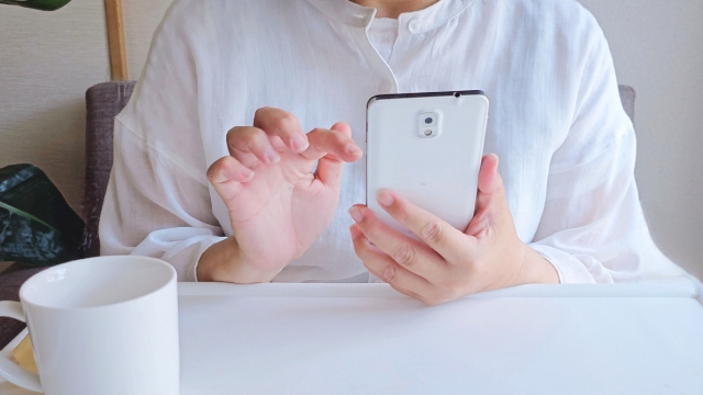 台湾でLINEは使えるのか調べる女性