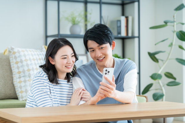 台湾でLINEは使えるのか調べるカップル