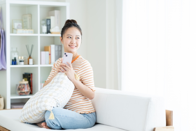 楽天モバイルをアメリカで使う方法を調べる女性