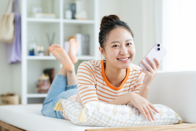 台湾でおすすめのVPNサービスを探す女性