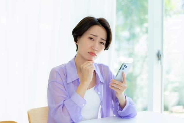 台湾でおすすめのVPNサービスを探す女性