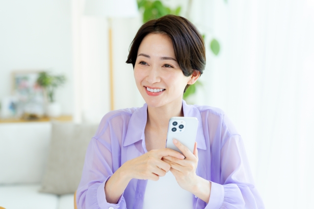アメリカでVPNは使えるのか調べる女性