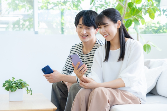 楽天モバイルをアメリカで使う方法を調べるカップル
