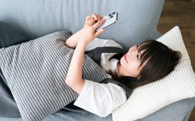アメリカでVPNは使えるのか調べる女性