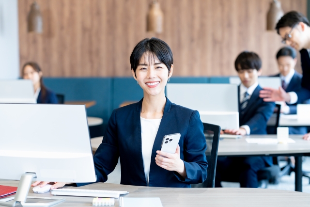 台湾でおすすめのVPNサービスを探す女性