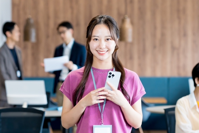 上海で使えるVPN対応WiFiレンタルを探す女性