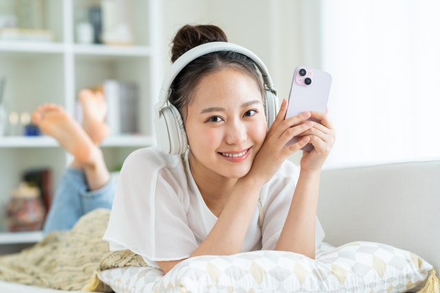 楽天モバイルをアメリカで使う方法を調べる女性