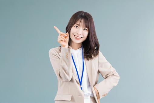コスタクルーズのコスタセレーナのWi-Fi事情について解説する女性