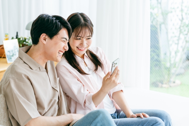 アメリカでVPNは使えるのか調べるカップル