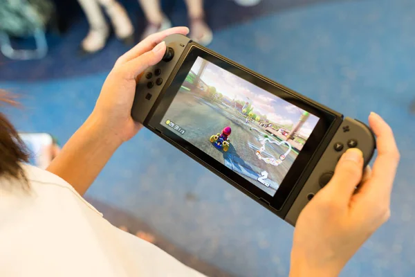 海外でニンテンドースイッチを使う女性