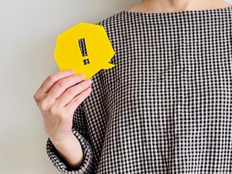 ニンテンドーを海外で使う際の注意点を解説する女性