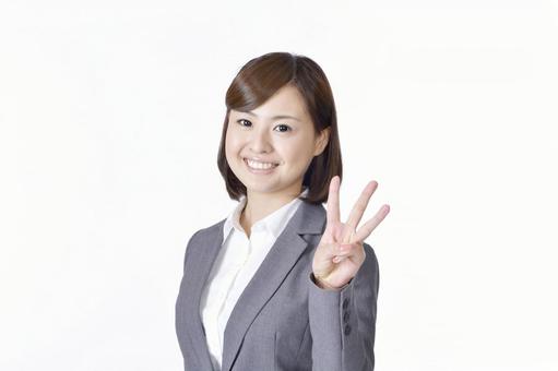 コスタセレーナのクルーズ中におすすめのポケットWi-Fi業者を紹介する女性