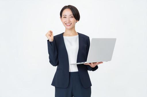 中国でZoomで使えることがわかった読者に使い方を解説する女性