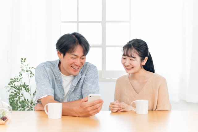 タイで楽天モバイルが使えるのか調べるカップル