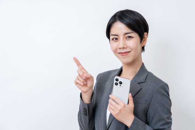 ahamoはフィリピンで使えるのか調べる女性
