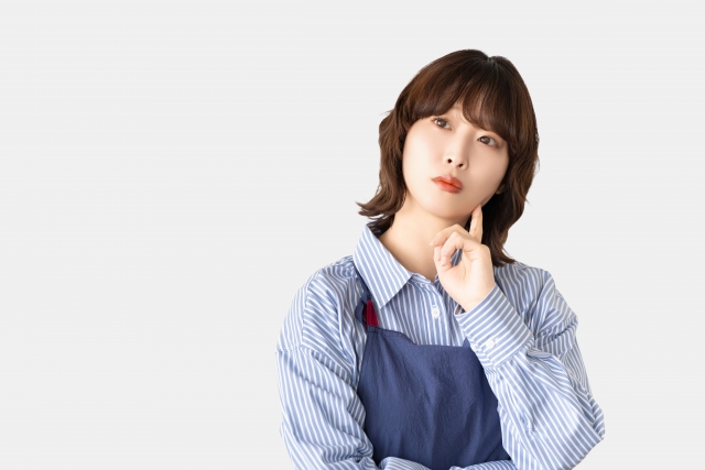 ahamoはフィリピンで使えるのか調べる女性
