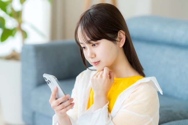 ahamoはフィリピンで使えるのか調べる女性