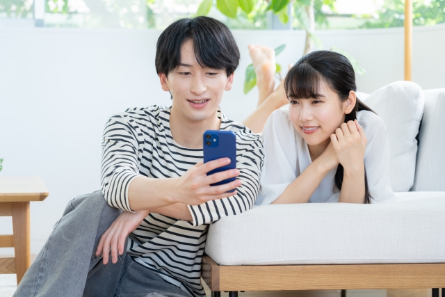 ahamoはフィリピンで使えるのか調べるかカップル