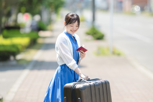 ahamoはフィリピンで使えるのか調べる女性