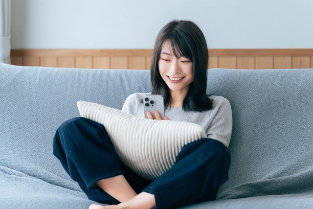 タイで楽天モバイルが使えるのか調べる女性