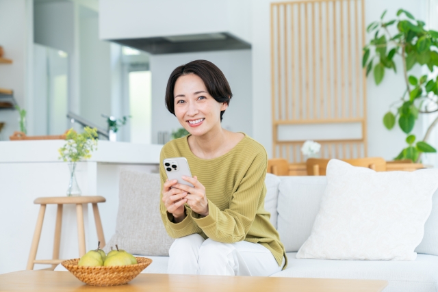 ahamoはフィリピンで使えるのか調べる女性