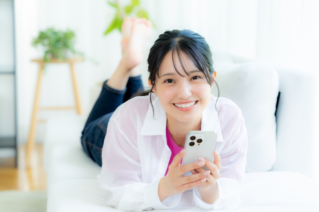 タイで楽天モバイルが使えるのか調べる女性