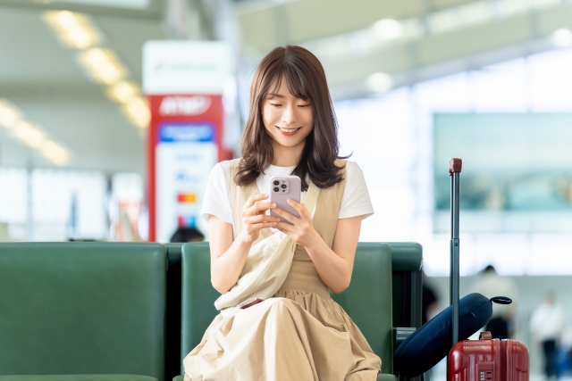 タイで楽天モバイルが使えるのか調べる女性