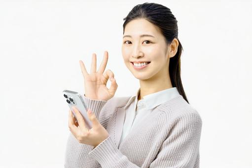 中国でヤフーを使えるようにする方法を解説する女性