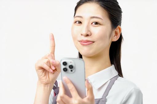 中国でヤフーは使えるかを検証して解説する女性