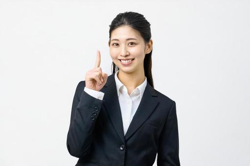 中国でZoomで使えることがわかった読者にミーティングのやり方を解説する女性