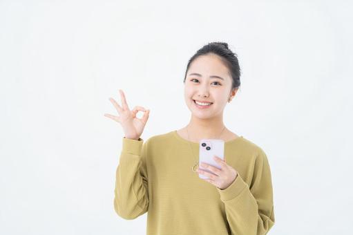 中国でInstagramを使えるようにする方法を解説する女性