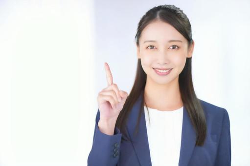 中国でYouTubeを快適に見るためのポケットWiFi選びのポイントを解説する女性