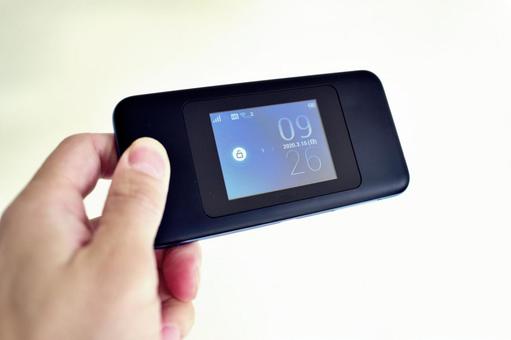 海外でネトフリを見る以外にもメリット多数のポケットWi-Fiを持つ人