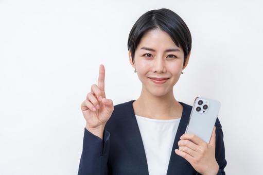 Yahoo!が海外で見れない理由を解説する女性