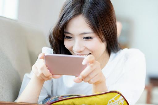 海外でポケットWi-Fiを使ってネトフリを見る女性