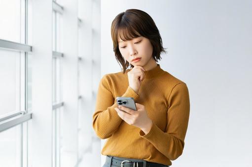 Yahoo!が海外で見れないので困っている女性