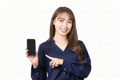 海外でNetflixが見る方法を解説する女性