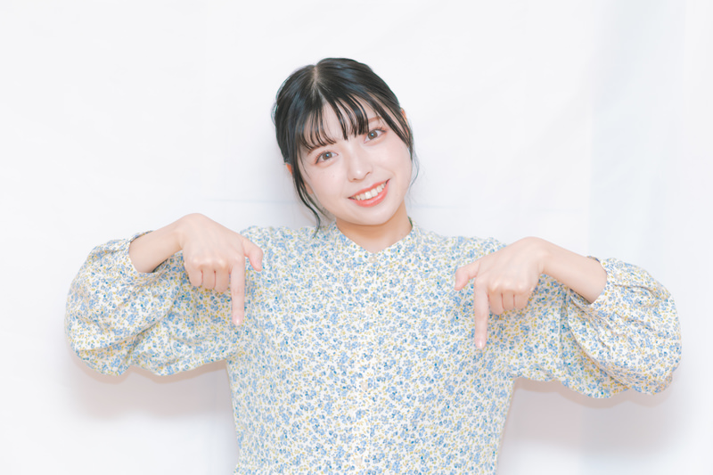 海外旅行におすすめの便利グッズを紹介する女性