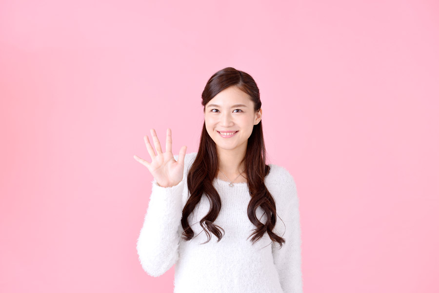 仁川空港でのトランジットで役立つアイテムを解説する女性