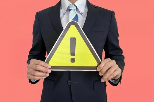 中国でChatGPTを使う際の注意点を解説する男性